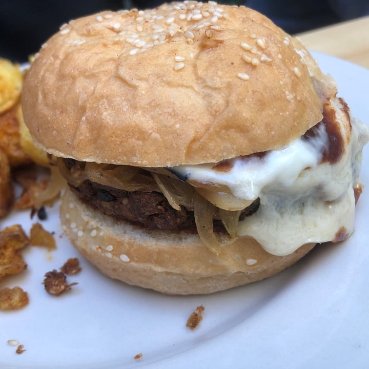 photo of MOLA Cheese burger shared by @1wandadeluca on  21 Sep 2020 - review