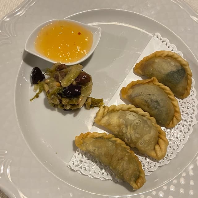 Photo of the dish “ravioli fritti farciti con scarola, olive, uvetta e pinoli”