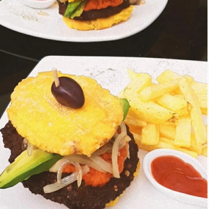 photo of Fratello Cafe Vegano Vegan Burger shared by @mishely on  21 Dec 2021 - review