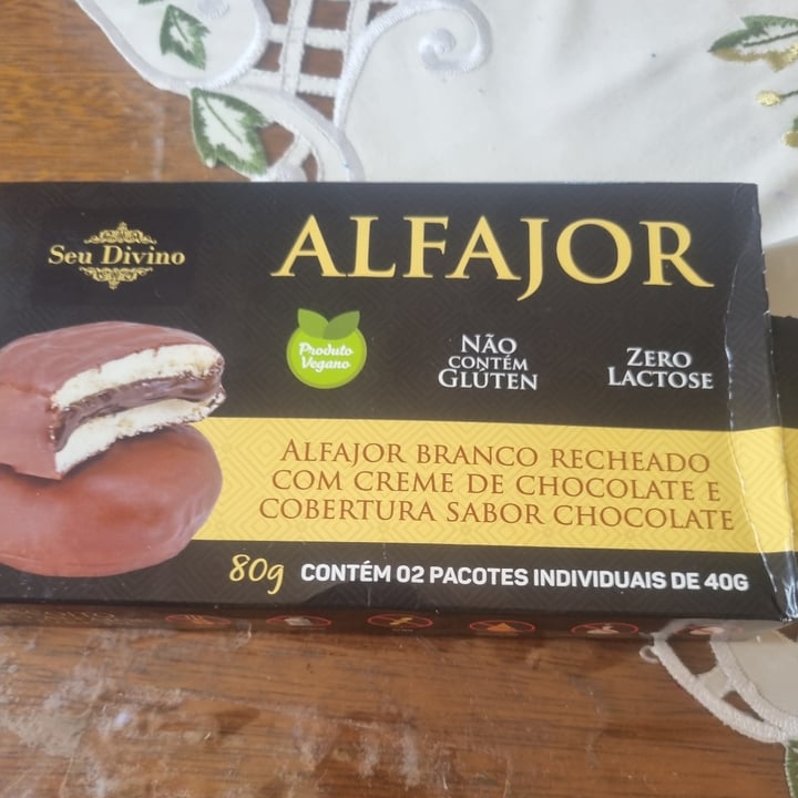 photo of Seu Divino Alfajor branco recheado com creme de chocolate e cobertura sabor chocolate shared by @aamanda82 on  10 Jan 2022 - review