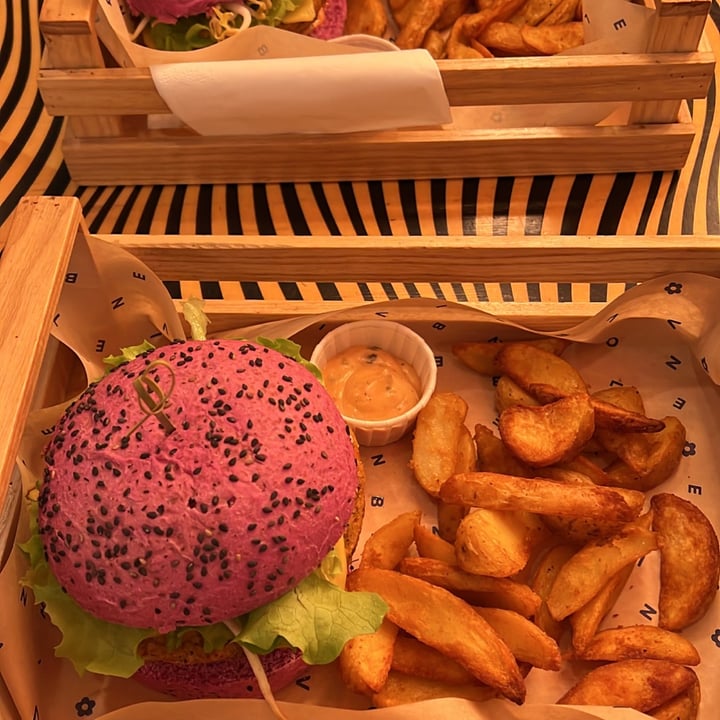 photo of Flower Burger Cherry bomb shared by @aliclinomaniac on  22 Nov 2021 - review