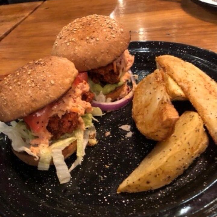 photo of Revolucion Verde Chickn free Diablo Burguer shared by @onearthling on  15 Jul 2020 - review