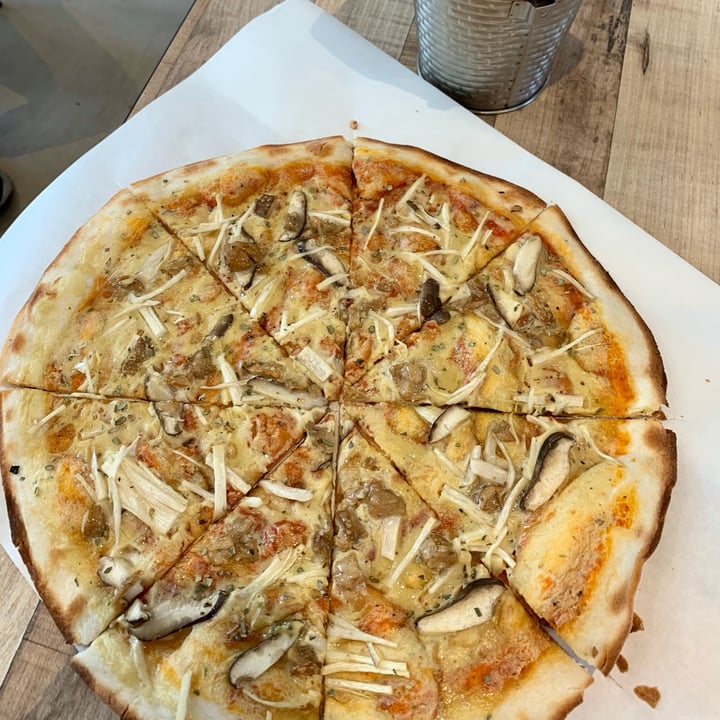 photo of WS Deli Experience Store Truffle Porcini Funghi Pizza shared by @claudben on  04 Oct 2021 - review