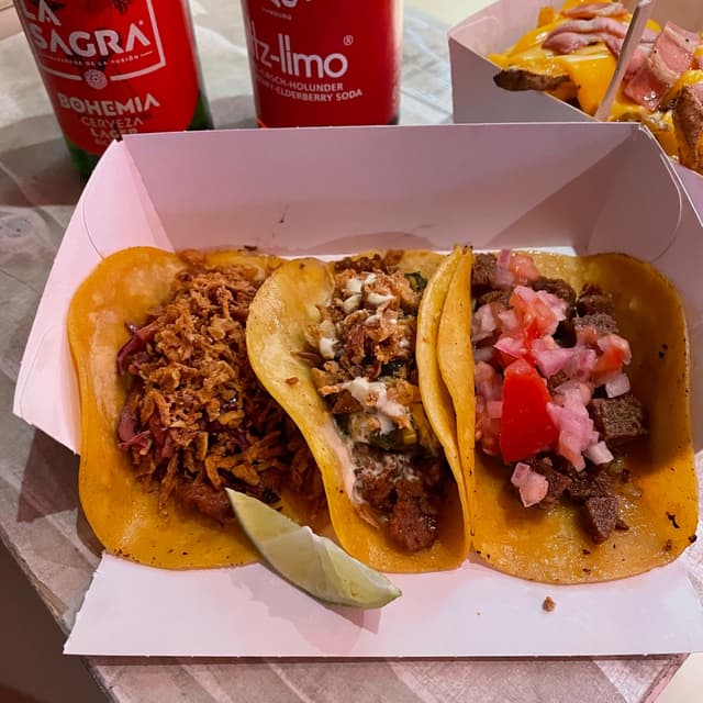 「Tacos Variados」の料理の写真
