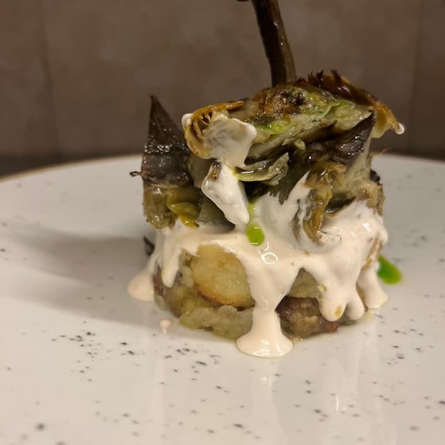 「Carciofi alla romana con patate arrosto」の料理の写真
