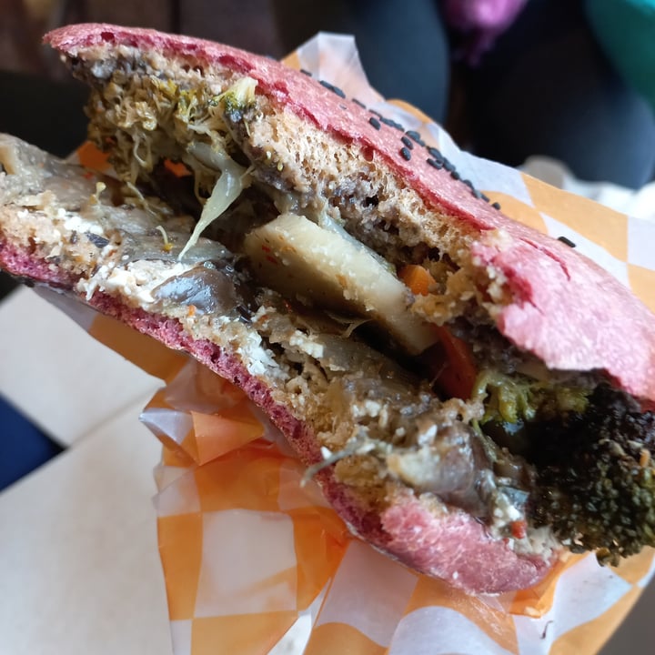 photo of La Manteca Negra Sandwich vegano shared by @solarrua on  25 Jun 2022 - review