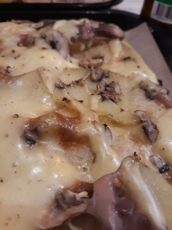 photo of Hank Pizza La Montagnarde shared by @chloevgn on  25 Feb 2020 - review