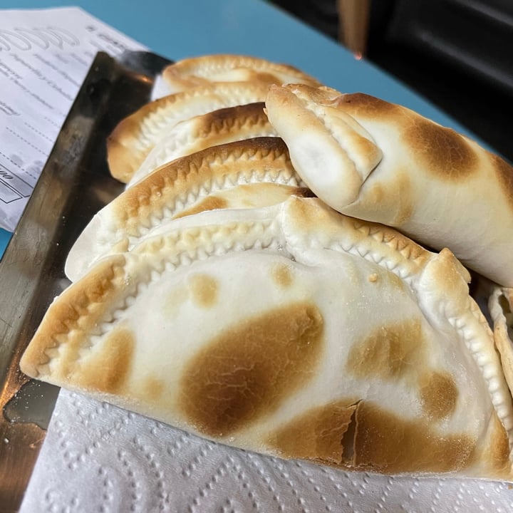 photo of Pizzas y Empanadas IL Giardino De Devoto Empanada De Paparella Y Cebolla shared by @ramirocoll on  03 Sep 2021 - review