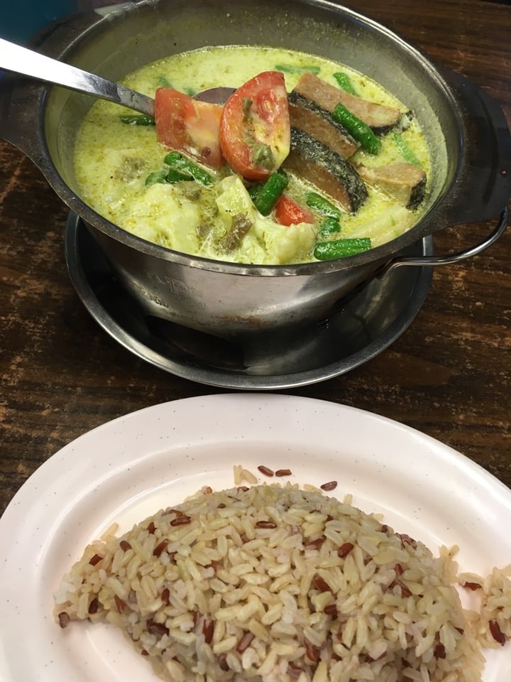 photo of Pine Tree Cafe thai green curry shared by @nomadicjen on  02 Jan 2020 - review