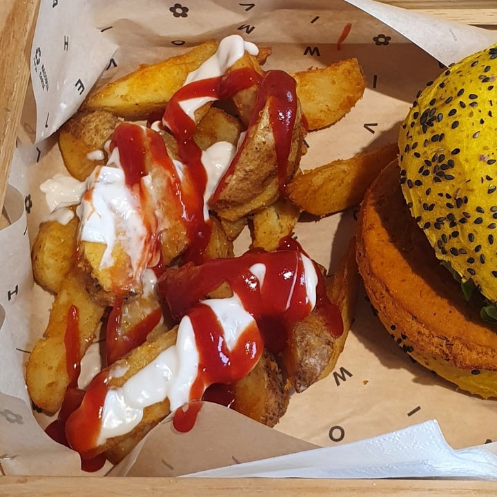 photo of Flower Burger Patatas Bravas shared by @artuino on  19 Apr 2022 - review