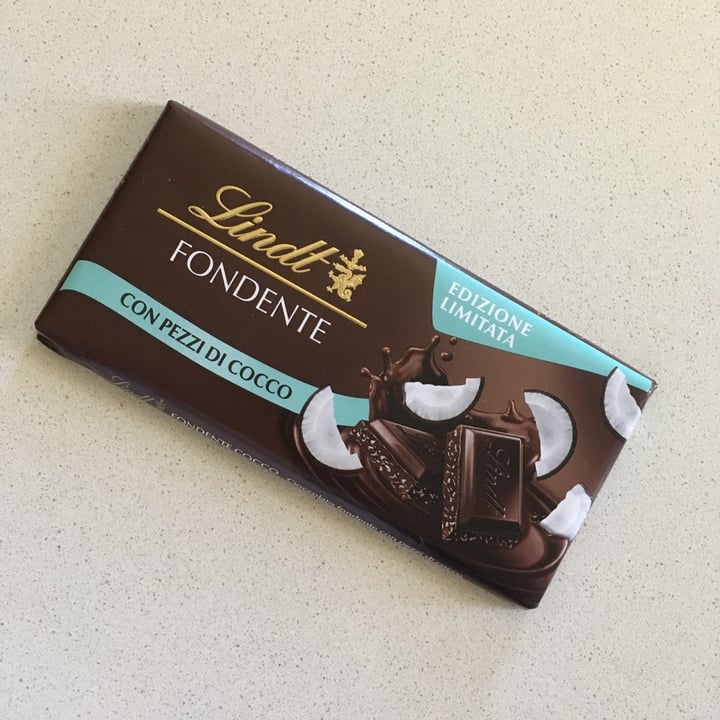 photo of Lindt Cioccolata Fondente con Pezzi di Cocco shared by @fedina98 on  18 Jun 2021 - review