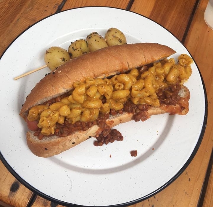 photo of VeganMunch Mac N Chilli Hot Dog shared by @veganwithamor on  01 Apr 2020 - review