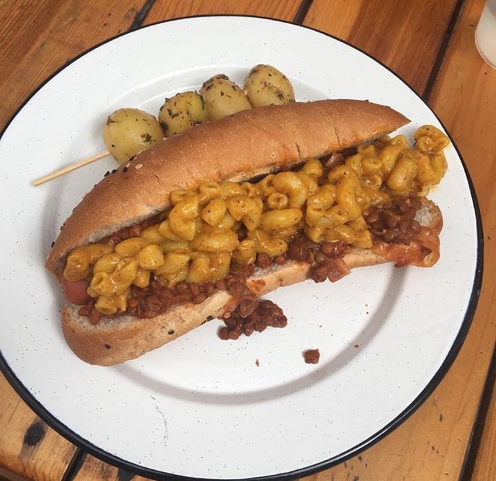 review photo of VeganMunch Mac N Chilli Hot Dog shared by @veganwithamor on 01 Apr 2020 - review