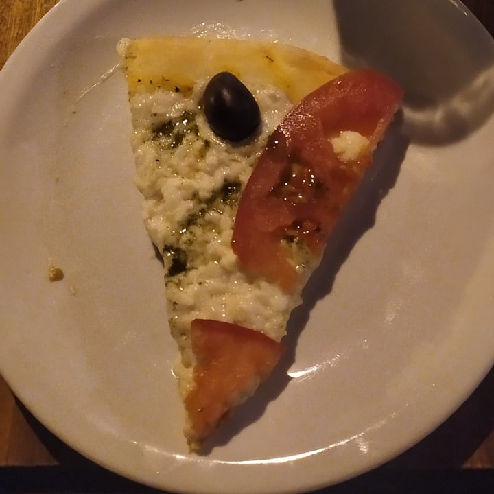 photo of OLIVER BAR Pizza capresse vegana shared by @mmaiten on  13 Jan 2022 - review
