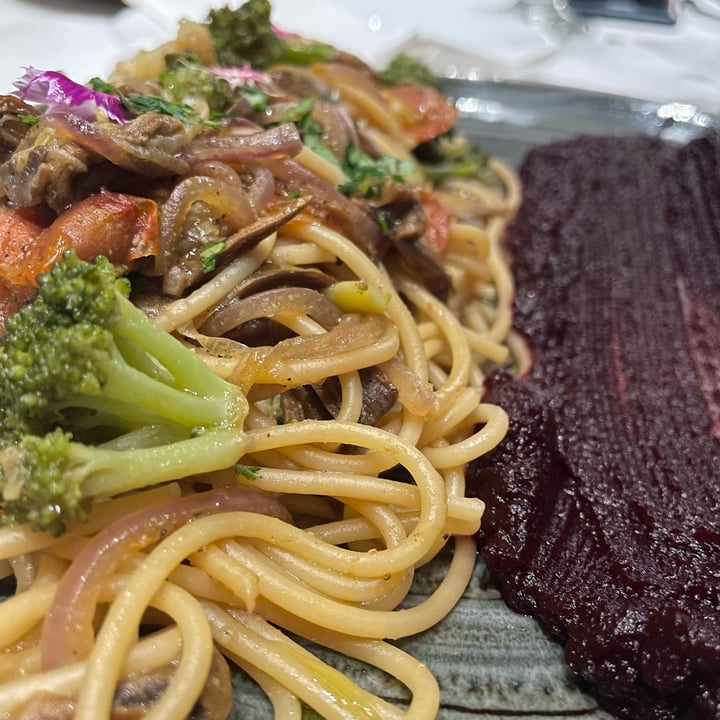 review photo of Bistro Du Lu espaguete com cogumelos. legumes e pure de beterraba. shared by @jumendonca on 30 Apr 2022 - review
