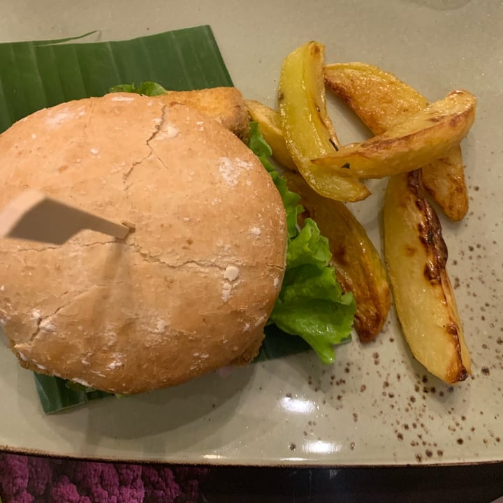 photo of Sesamo Nero Burger di tofu Affumicato Con Insalata, Friggitelli, Cipolla, Mayonese E Patate Al Forno shared by @ooclaudizzle on  20 Mar 2022 - review