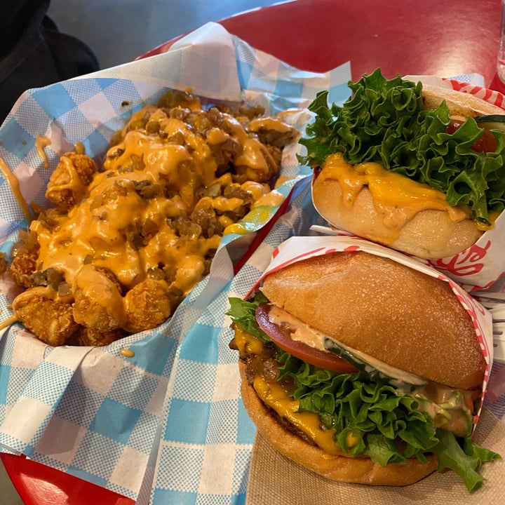 review photo of Monty's Good Burger Maxed Out (Loaded) Tots shared by @plantbasedlace on 10 Jun 2020 - review