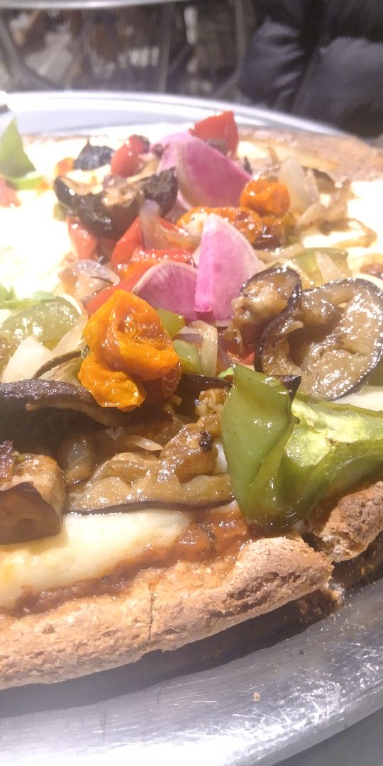 review photo of Wara espacio saludable Pizza integral con paparella, mitad de verduras salteadas y mitad tomate y albahaca shared by @aguibeli on 08 Feb 2020 - review