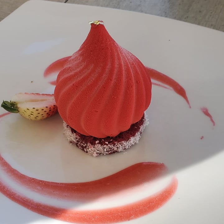 review photo of Guylian Belgian Chocolate Café Red velvet cake shared by @naturesfood on 03 Jun 2022 - review