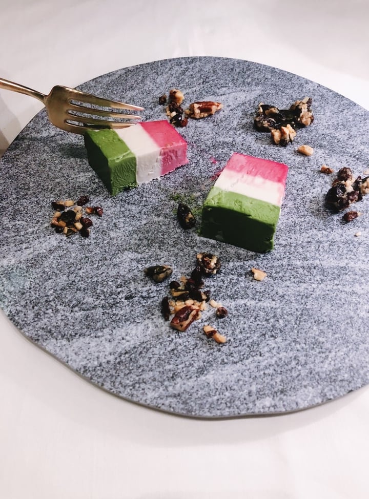 photo of GENTLE Italian & Sushi Bar Raw Vegan Cake shared by @yukiavocado on  27 Dec 2019 - review