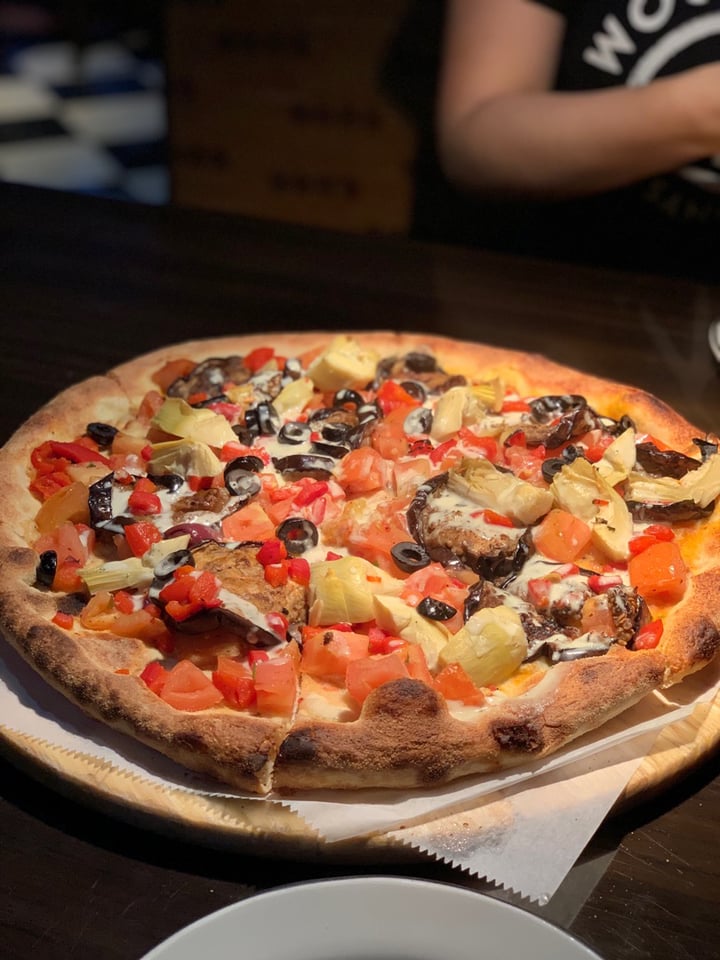 photo of La Florentina Melanzane Pizza no mozzarella add artichokes shared by @liamhenneberry on  13 Jun 2019 - review