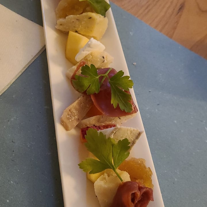 review photo of Ristorante La Casina di Alice Tagliere di formaggi con affettato vegetale e frutta shared by @maticosta on 05 May 2022 - review