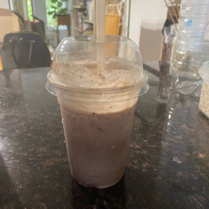 photo of The Vegan Chef Sandton Cookies and cream milkshake shared by @kateemma5 on  15 Dec 2021 - review