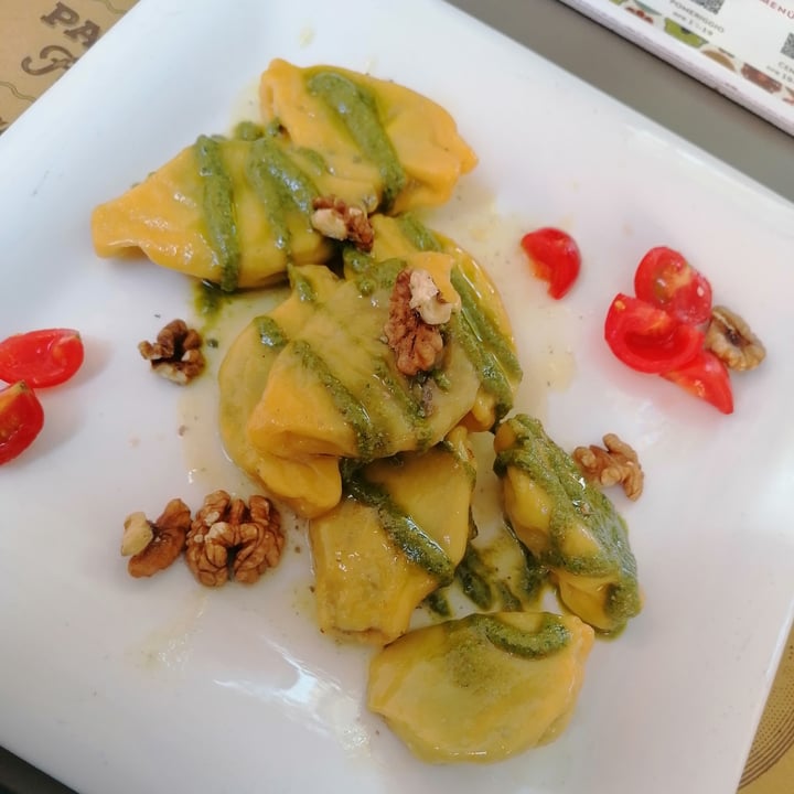 photo of La Mi Mama Tortelli di tofu (della Bruna) con radicchio rosso e salsa di noci shared by @frullu on  25 Apr 2022 - review