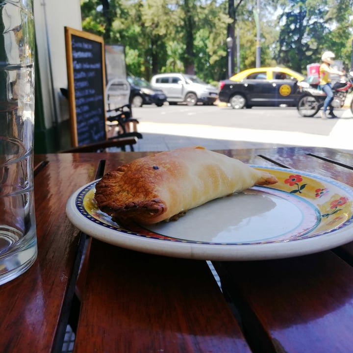 review photo of Almacén de la plaza Vegan empanada de Champignones Tofu, Verdeo Y Leche De Almendras shared by @carolinacurci on 17 Dec 2022 - review