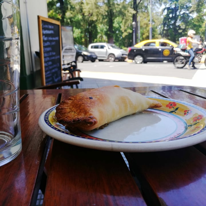 photo of Almacén de la plaza Vegan empanada de Champignones Tofu, Verdeo Y Leche De Almendras shared by @carolinacurci on  17 Dec 2022 - review