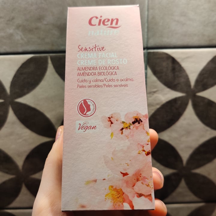 photo of Cien Crema Facial Almendra Ecológica shared by @katerinapap on  23 Oct 2022 - review