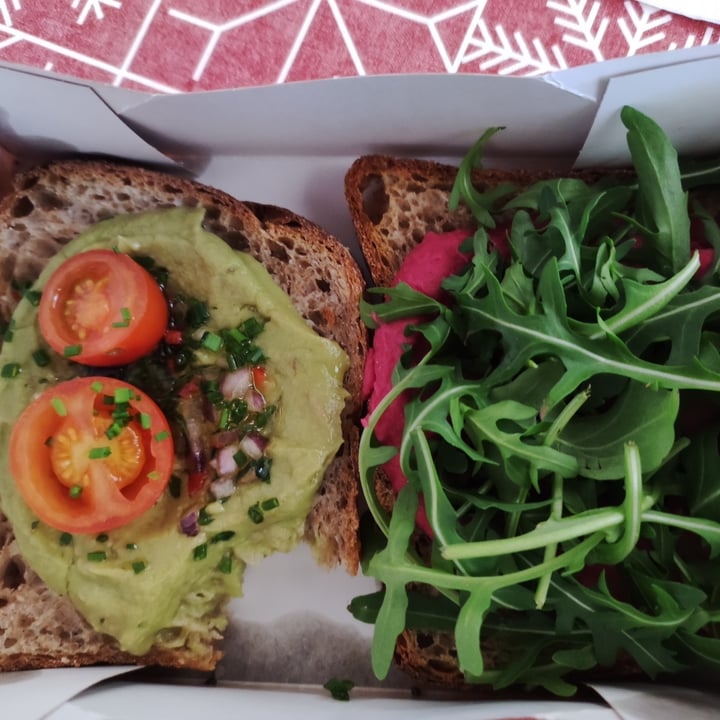 photo of Hygge Kaffe Toast Abacate e Húmus shared by @claretta on  11 Mar 2022 - review