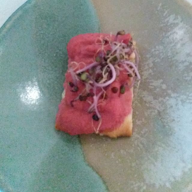 Foto del piatto “Tapita de mousse de remolacha con germinados”