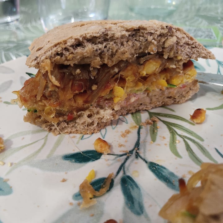 photo of LA MARMITA VERDE DEL MUNDO VEGETAL hamburguesa tempeh y capuchino shared by @chusa on  31 Oct 2022 - review