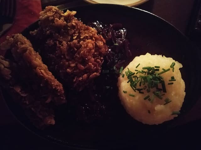 Photo of the dish “Knuspersojasteak mit Apfelrotkohl, Knödel und Dunkelbiersoße”
