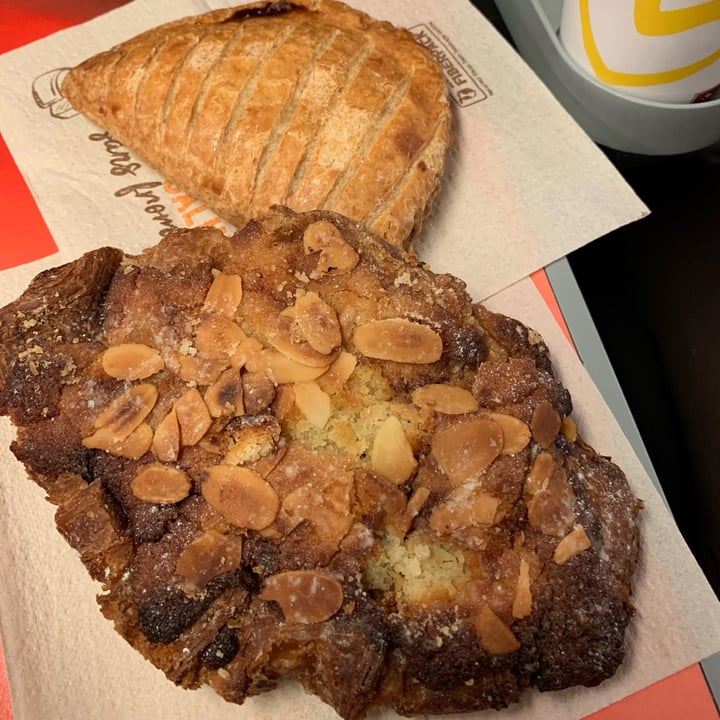 photo of Land&Monkeys Croissant aux amandes shared by @ilariap on  19 Nov 2022 - review