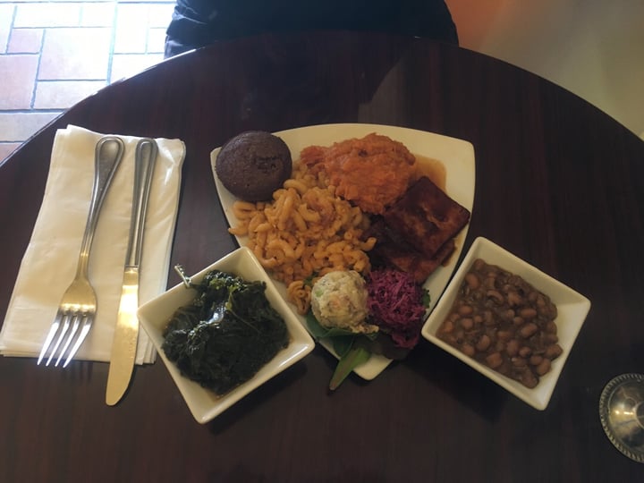 photo of Stuff I Eat Soul food platter shared by @veganhairelf on  08 Jul 2019 - review