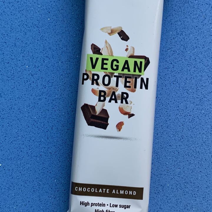 photo of Foodspring protein bar chocolate almond shared by @rociovegan on  05 Dec 2021 - review