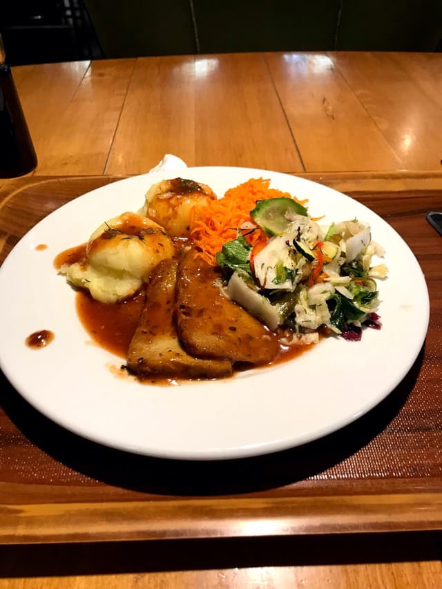 「Tofu Con Puré De Papa Y Ensalada」の料理の写真