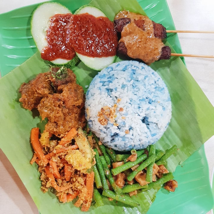 photo of Daily Green 吉祥素 Peranakan Blue Pea Nasi Lemak shared by @byobottlesg on  07 Apr 2021 - review