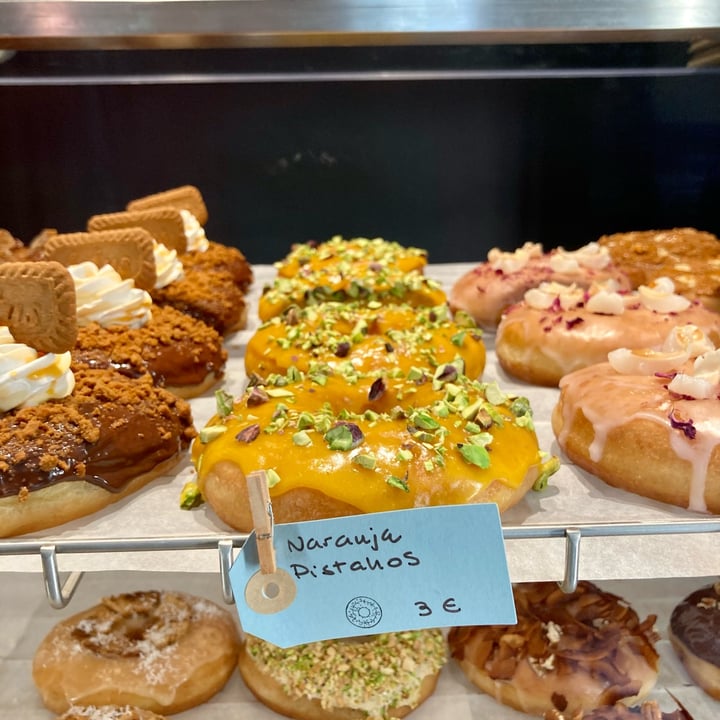 photo of VegAmazing Doughnuts Donut naranja y pistacho shared by @asiayportia on  26 Jul 2022 - review