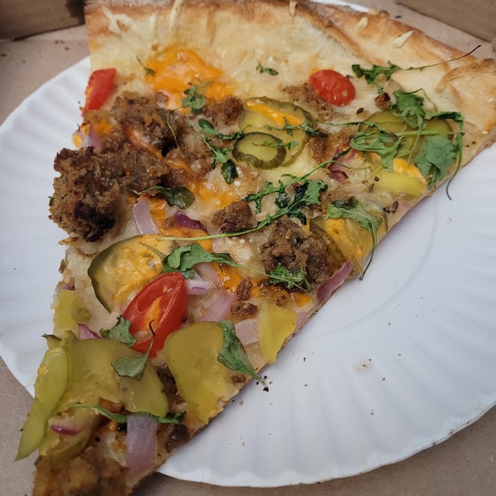 photo of Screamer's Pizzeria cheeseburger pizza slice shared by @bananasmoothie on  15 Nov 2022 - review