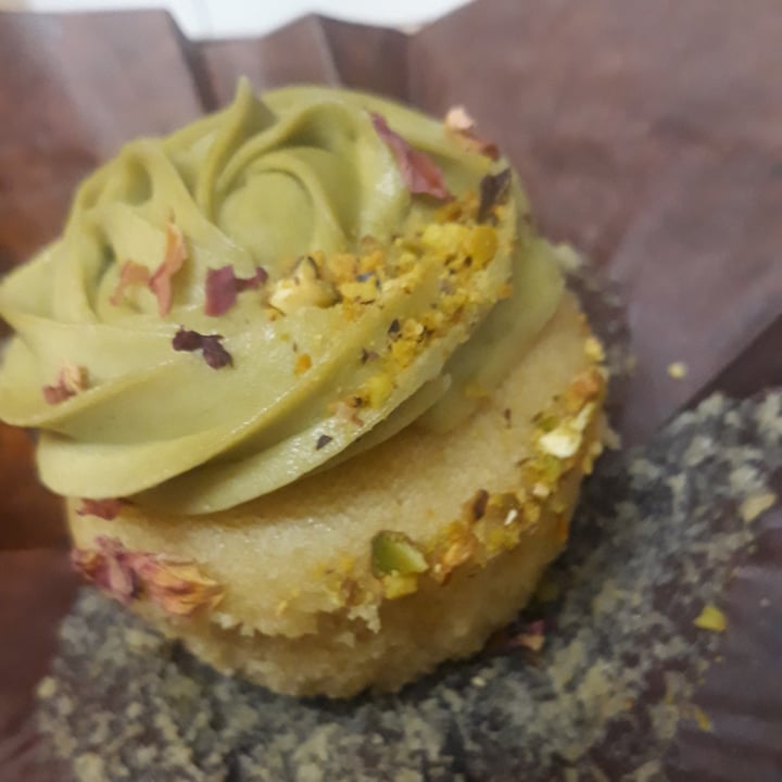 photo of Rosa Bakes Zinnia Cupcakes shared by @hannahamell on  27 Apr 2022 - review