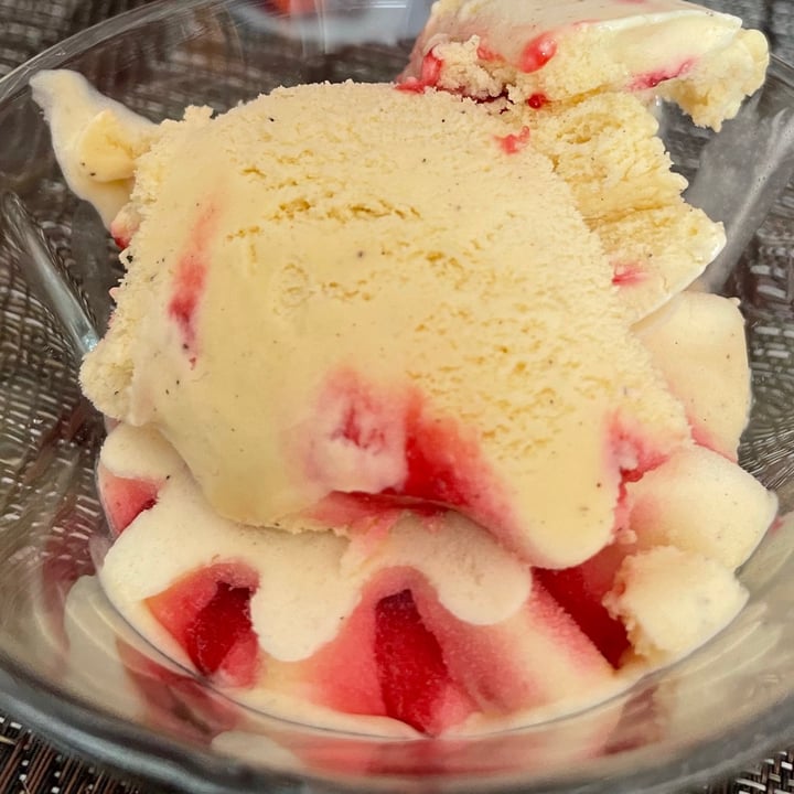 review photo of Vemondo Dairy Free Ice Cream, Vanilla And Red Fruits shared by @murielbrewriel on 08 Aug 2021 - review