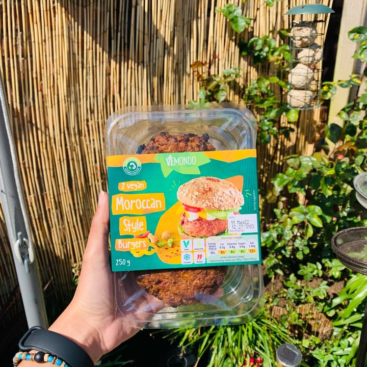 photo of Vemondo 2 vegan Moroccan style burgers shared by @emylyfalcao on  01 May 2022 - review