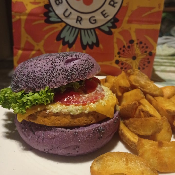 photo of Flower Burger Cheesy Cecio shared by @vegantofeelgood on  17 Jul 2021 - review