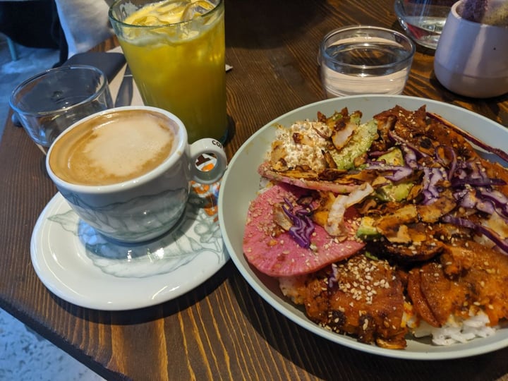 photo of Wholywood Vegan Street Food Avocado Bowl shared by @annaefenton on  04 Jan 2020 - review