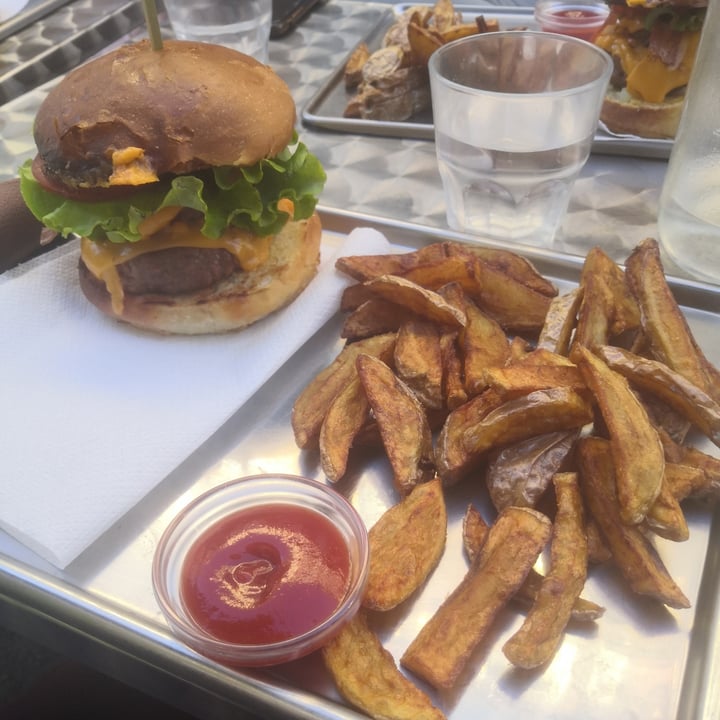 photo of VEGAN MADNESS Bacon Cheeseburger shared by @lord-of-snob on  12 May 2022 - review