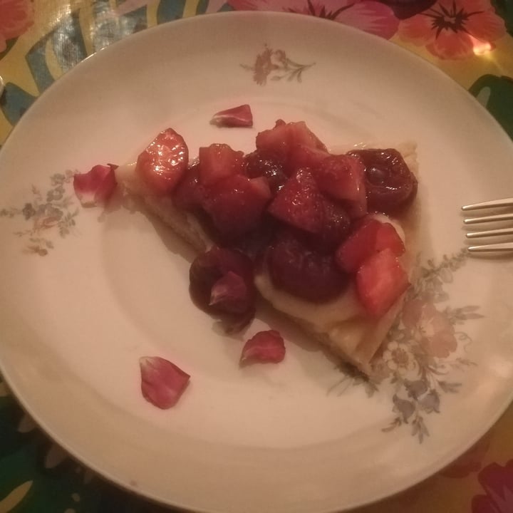 review photo of Pitagora Locanda Vegana Crostata con Crema Pasticcera, Fragole e Ciliegie shared by @manupip on 22 Jul 2022 - review