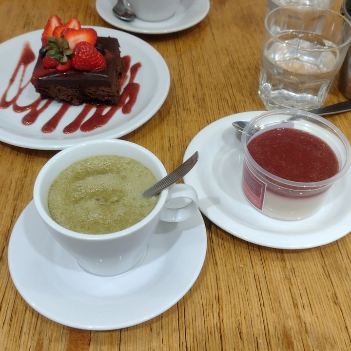 review photo of COCONARANJA tienda & resto Brownie con Frutos Rojos shared by @lunarezs on 16 Oct 2021 - review